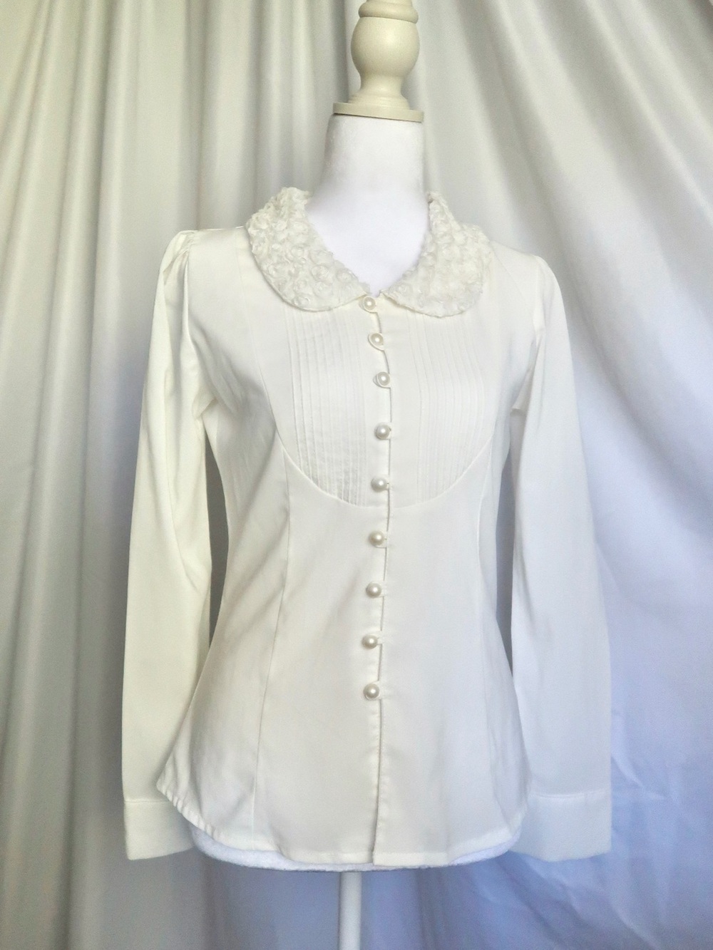 Women’s White Pearl-Button Long Sleeve Blouse with Floral Collar